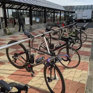 となりのTarmacはTさんの愛車。去年オダックス近畿のブルベで一番距離を走ったらしい...すごい...