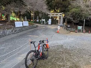 500m級とはいえ山頂は冷たい。いそいそとGoreジャケットを着て下山する