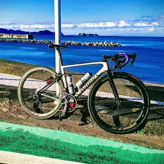 前後パンクしてもTARMACはかっこいい...