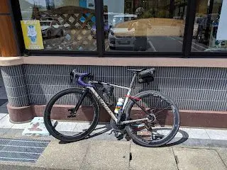 チューブの粉を被ってバイクも真っ白に...